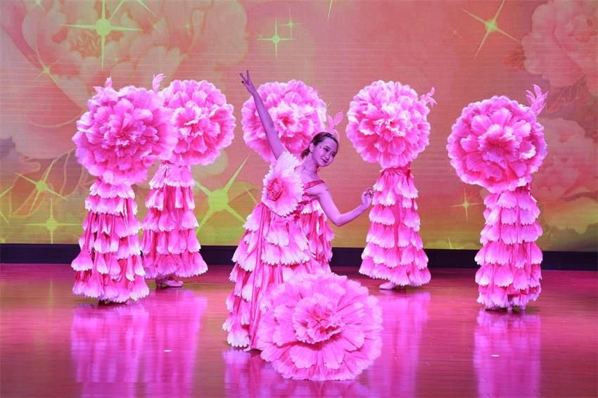 赢博线上平台,赢博（中国）2019年度工作动员大会---舞蹈《花开树恩》