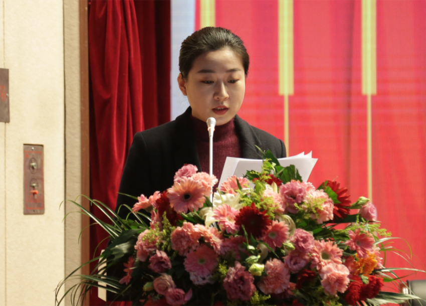 赢博线上平台,赢博（中国）第一届党委班子选举大会---于丽娜同志宣读大会关于通过党委和纪委报告的决议